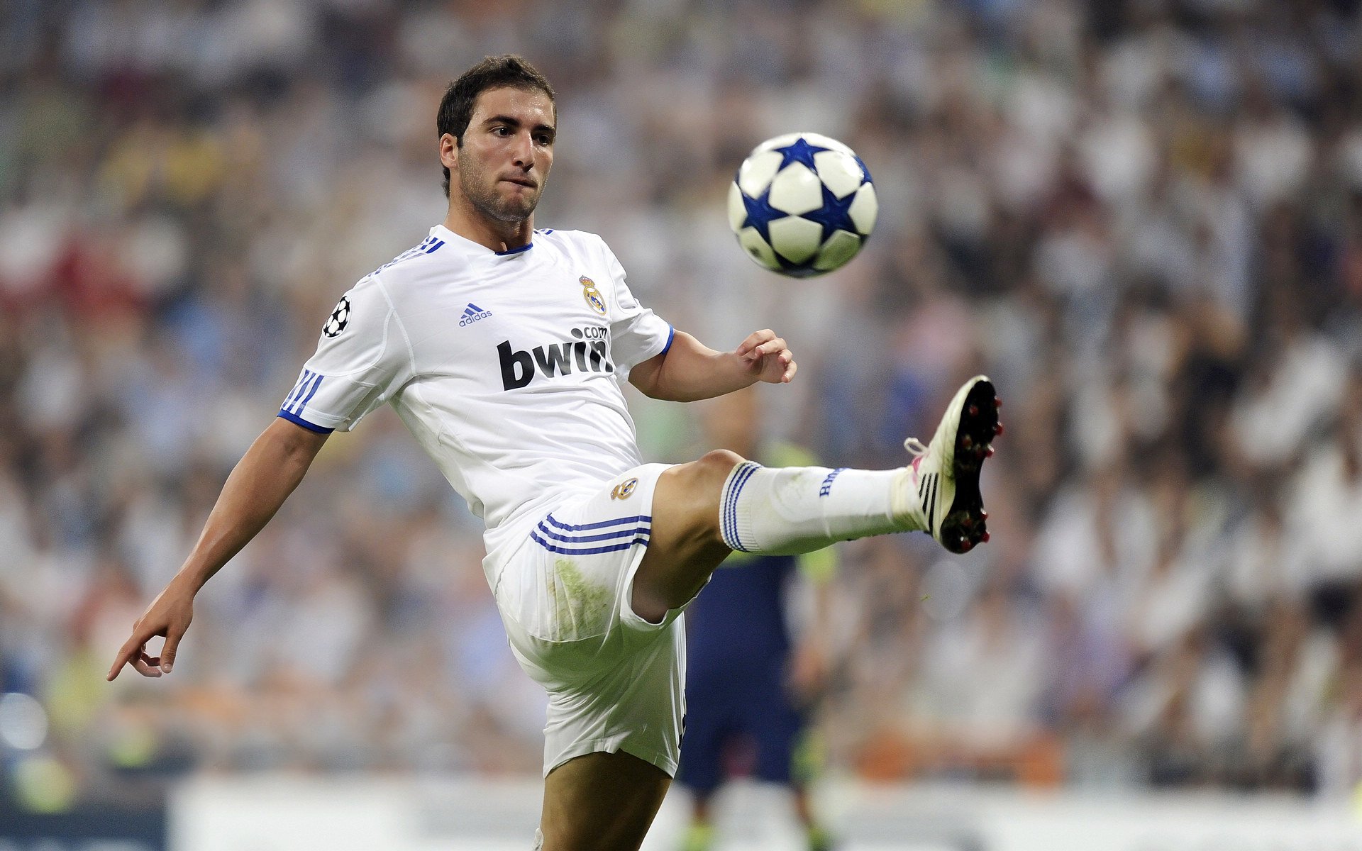 罕见的飞跃:车手意外飞出赛道瞬间,赛车飞跃撞车